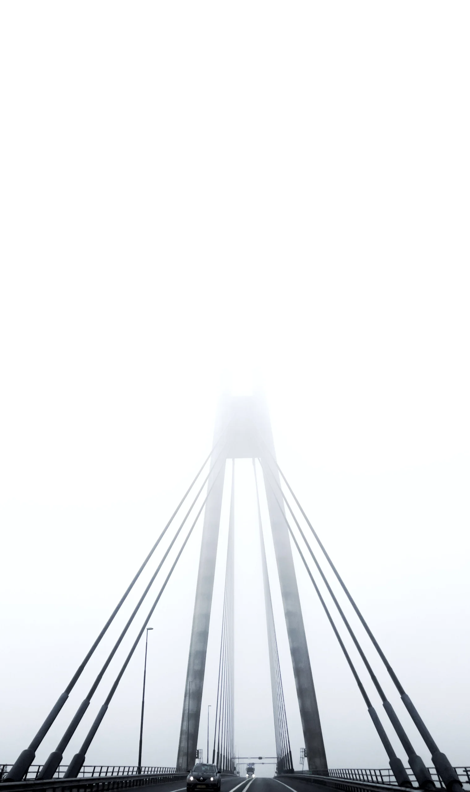 een brug bij mist